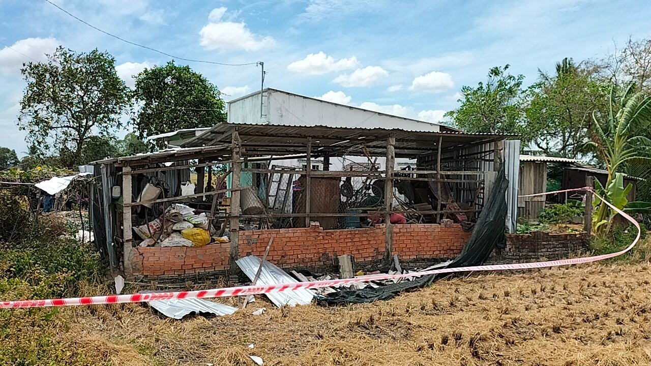 Cơ quan chức năng đang làm rõ nguyên nhân xảy ra vụ nổ, cũng như vì sao có trái đạn cối ở nhà kho của người dân.