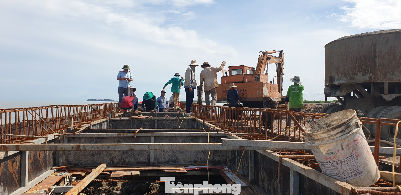 Ông Phạm Văn Tuyển, xã Khánh Bình Tây, huyện Trần Văn Thời bày tỏ: “Bà con nhân dân rất mừng. Việc xây bờ kè sẽ đảm bảo cuộc sống cho hàng ngàn hộ dân bên trong, không lo nước tràn qua đê ảnh hưởng đến sản xuất và tính mạng của người dân ở ven đê”. Ông Phạm Văn Tuyển, xã Khánh Bình Tây, huyện Trần Văn Thời bày tỏ: “Bà con nhân dân rất mừng. Việc xây bờ kè sẽ đảm bảo cuộc sống cho hàng ngàn hộ dân bên trong, không lo nước tràn qua đê ảnh hưởng đến sản xuất và tính mạng của người dân ở ven đê”.