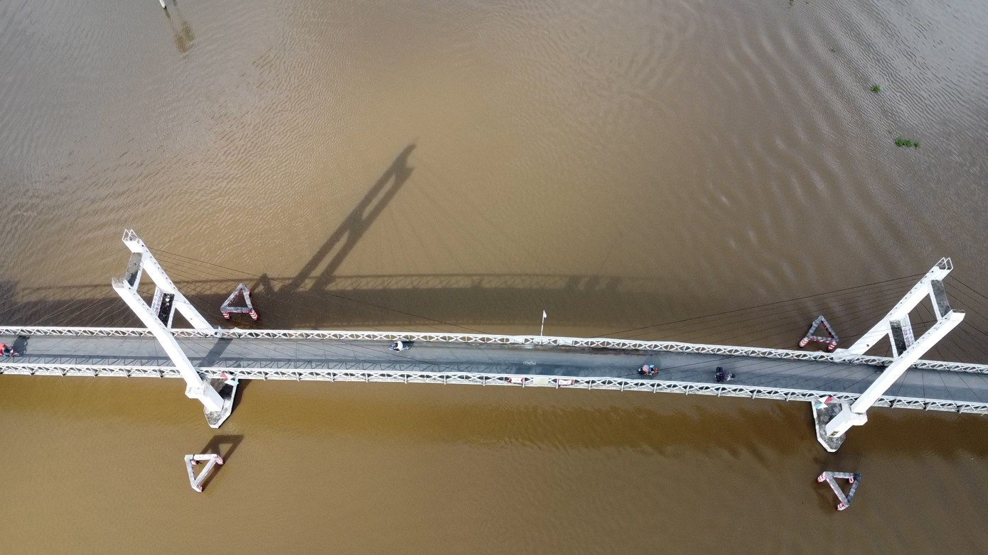 Cầu treo Rạch Ráng bắc qua sông Ông Đốc (huyện Trần Văn Thời, tỉnh Cà Mau) có tổng kinh phí đầu tư 15 tỷ đồng, được đưa vào sử dụng từ năm 2010. Cầu có chiều dài hơn 100m, ngang 3,5m, nối trung tâm huyện Trần Văn Thời với quốc lộ 1A. Cầu được xây dựng theo hình thức kêu gọi tư nhân đầu tư.