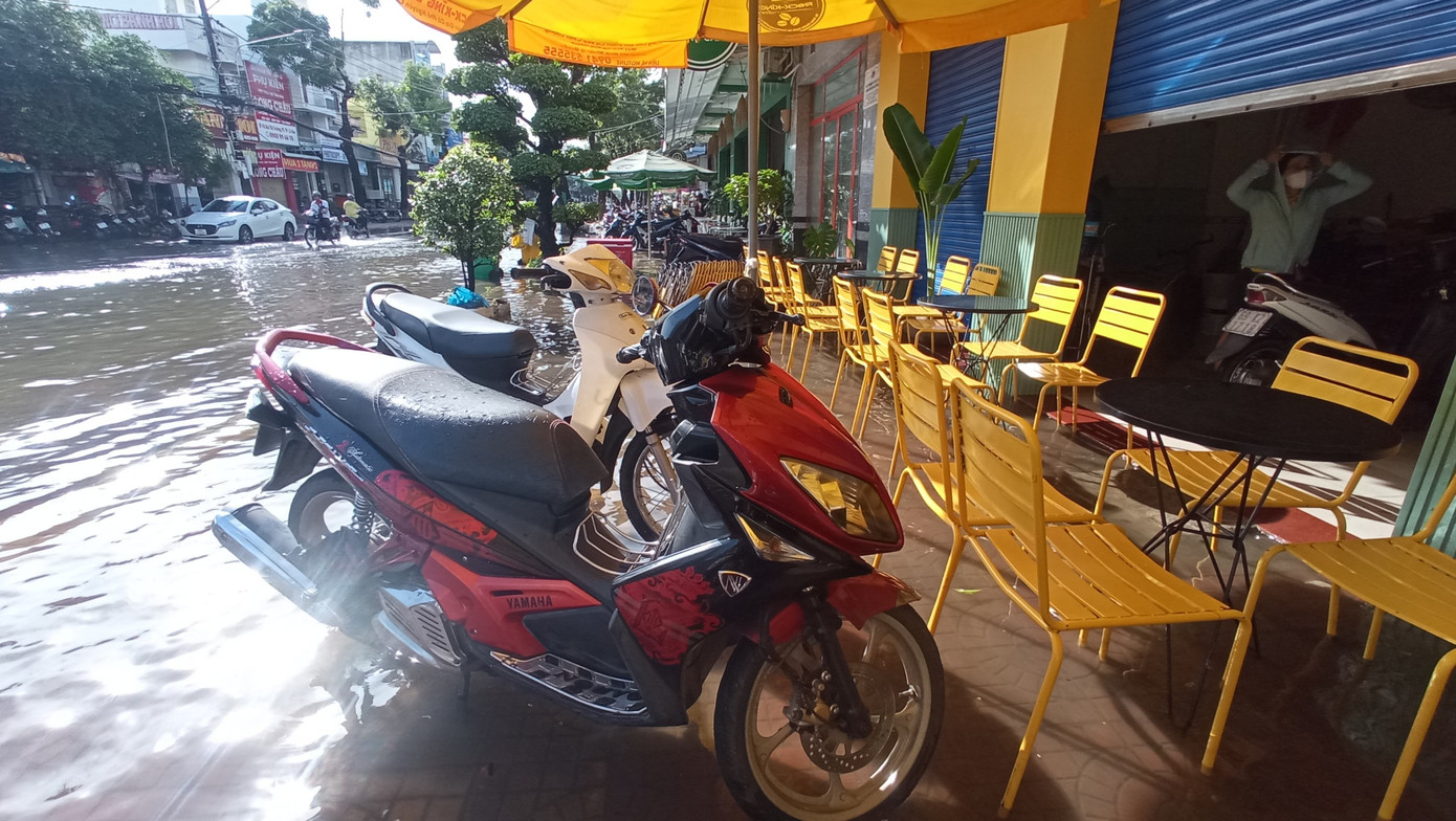 Nhiều tuyến đường ở thành phố Cà Mau ngập trong nước. Nhiều tuyến đường ở thành phố Cà Mau ngập trong nước.