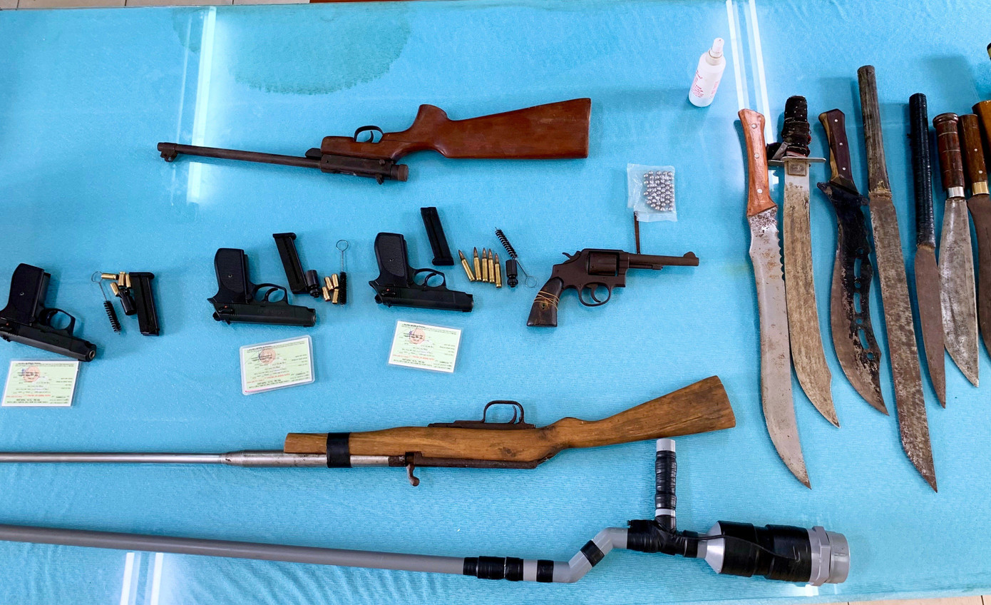 Vũ khí, vật liệu nổ vừa được giao nộp cho công an. (Ảnh: Trọng Nguyễn).
