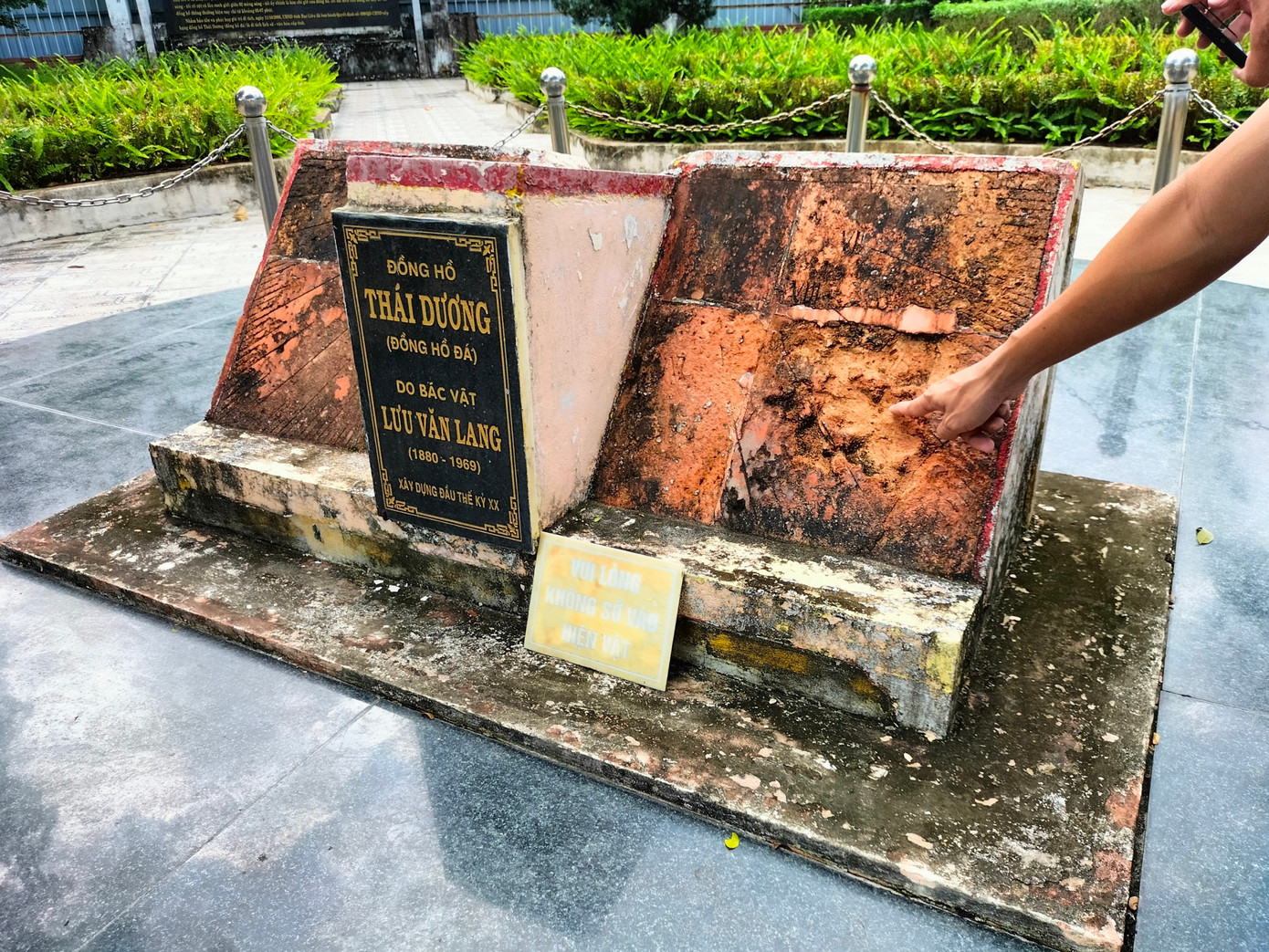 Theo ghi nhận, ngoài khuôn viên di tích rộng khoảng 500m2 có trồng cây xanh, lát đá sạch sẽ. Chiếc đồng hồ đá hiện nay có dấu hiệu xuống cấp. Mặt trước đồng hồ phần gạch tàu bị bong tróc, lồi lõm, rong rêu bám đen.