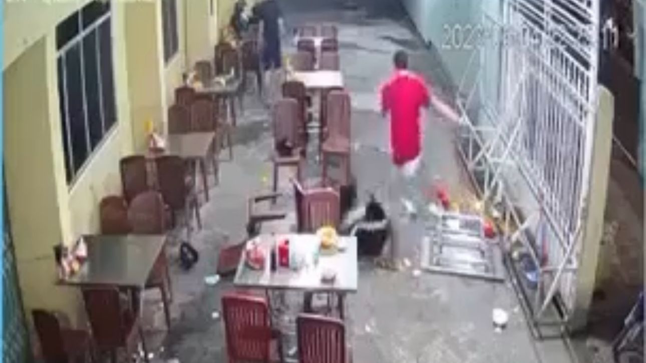 Hình ảnh camera ghi lại cảnh ông S. đánh bà A.. (Ảnh cắt từ clip).