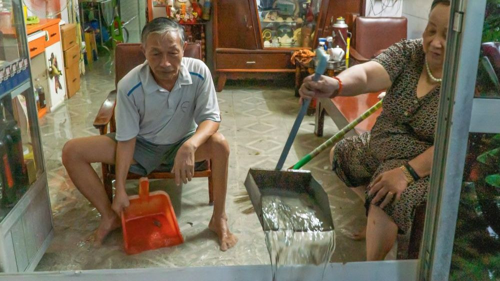 Vợ chồng ông Phúc ngồi canh cửa tát nước. Vợ chồng ông Phúc ngồi canh cửa tát nước.