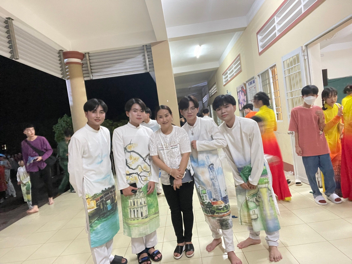 Một số hình ảnh của Khôi cùng thầy cô, bạn bè. Một số hình ảnh của Khôi cùng thầy cô, bạn bè.