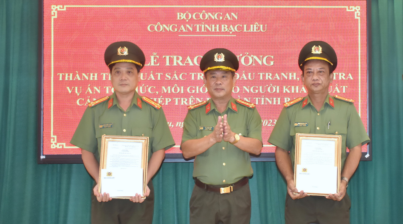 Bộ trưởng Bộ Công an thưởng “nóng” 2 đơn vị thuộc Công an tỉnh Bạc Liêu. Bộ trưởng Bộ Công an thưởng “nóng” 2 đơn vị thuộc Công an tỉnh Bạc Liêu.