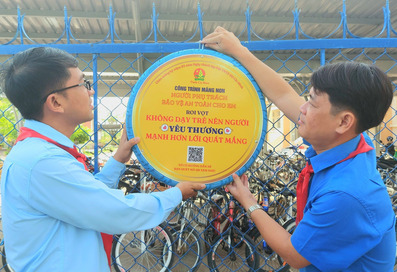 Anh Trần Đăng Khoa, Phó Bí thư Tỉnh đoàn, Chủ tịch Hội đồng Đội tỉnh và anh Phan Vĩnh Phú, Bí thư Huyện đoàn cắm biển báo công trình măng non. Ảnh: PV. Anh Trần Đăng Khoa, Phó Bí thư Tỉnh đoàn, Chủ tịch Hội đồng Đội tỉnh và anh Phan Vĩnh Phú, Bí thư Huyện đoàn cắm biển báo công trình măng non. Ảnh: PV.