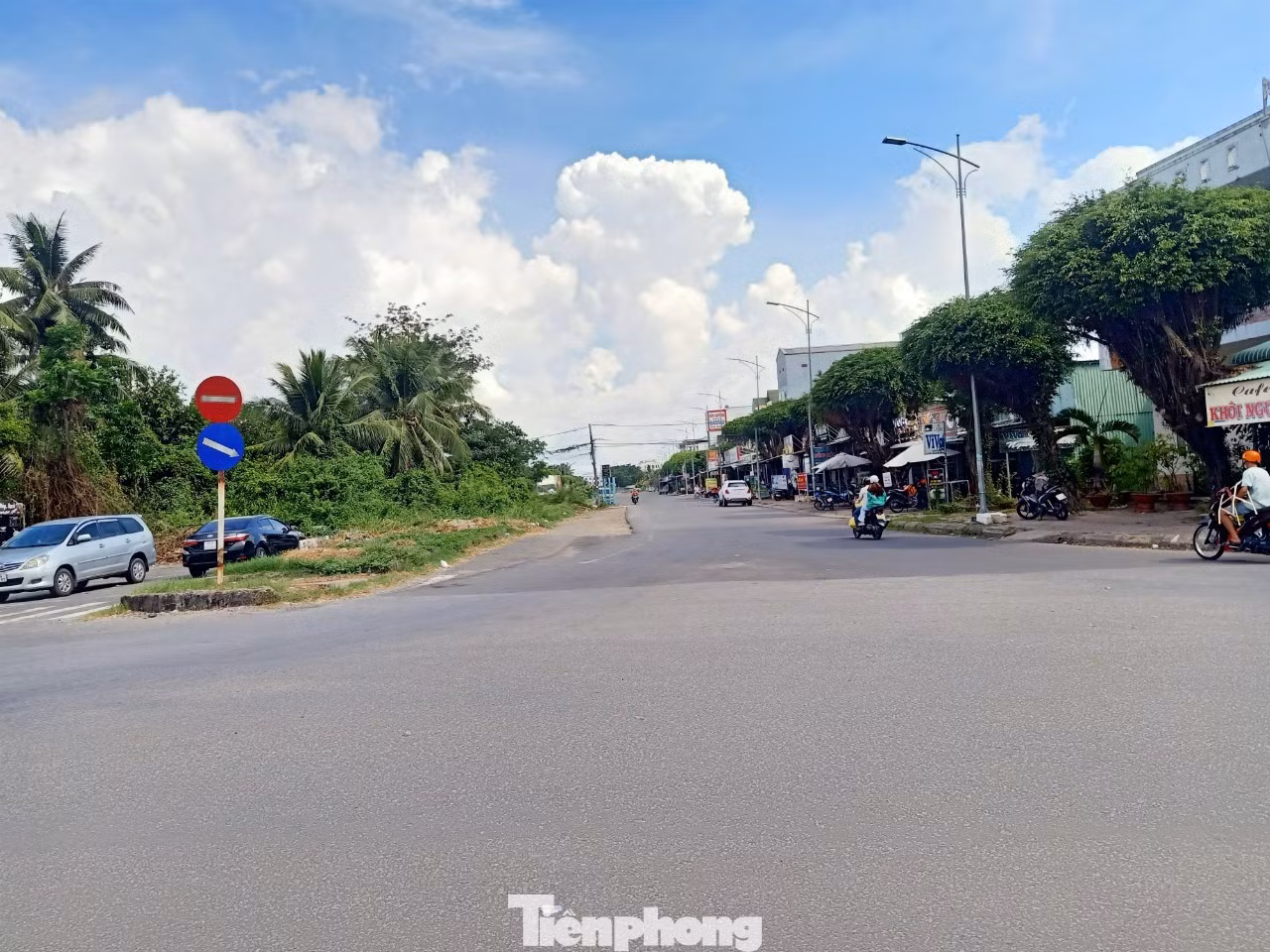 Còn khi đi từ Trung tâm Văn hóa tỉnh Bạc Liêu trở ra Ngã 5 tượng đài Chiến thắng (bên phải tuyến) thì vướng mặt bằng hộ bà Hường.