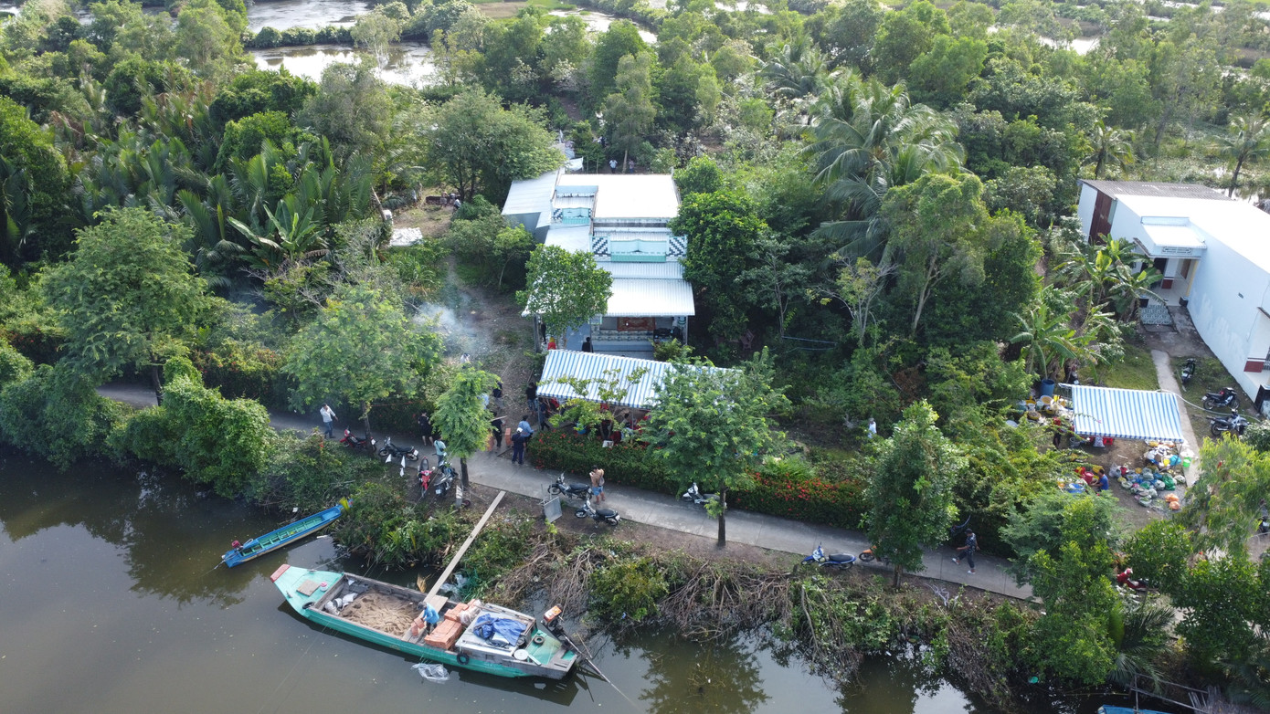 Gia đình đang lo hậu sự cho 3 nạn nhân trong vụ thảm án. Gia đình đang lo hậu sự cho 3 nạn nhân trong vụ thảm án.
