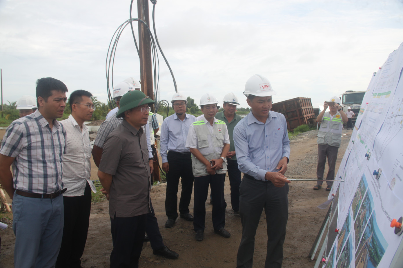 Thứ trưởng Nguyễn Duy Lâm nghe báo cáo công tác triển khai thi công dự án thành phần Hậu Giang - Cà Mau. Ảnh: P.V. Thứ trưởng Nguyễn Duy Lâm nghe báo cáo công tác triển khai thi công dự án thành phần Hậu Giang - Cà Mau. Ảnh: P.V.
