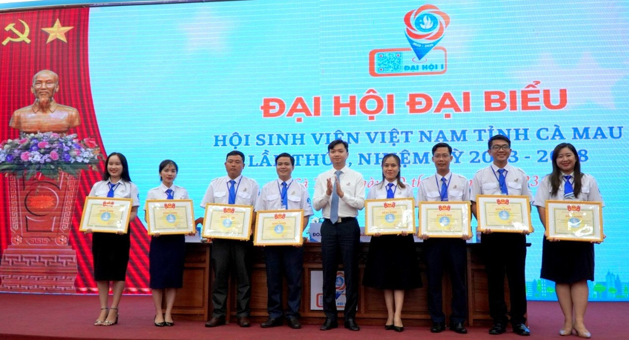 Anh Nguyễn Minh Triết - Bí thư Trung ương Đoàn, Chủ tịch Trung ương Hội Sinh viên Việt Nam tặng Bằng khen cho các tập thể và cá nhân tại đại hội. Ảnh: PV. Anh Nguyễn Minh Triết - Bí thư Trung ương Đoàn, Chủ tịch Trung ương Hội Sinh viên Việt Nam tặng Bằng khen cho các tập thể và cá nhân tại đại hội. Ảnh: PV.