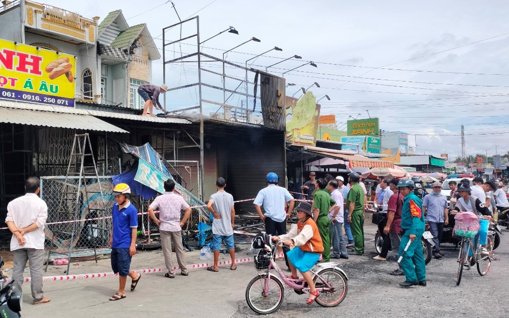 Lực lượng chức năng đang điều tra nguyên nhân vụ cháy.