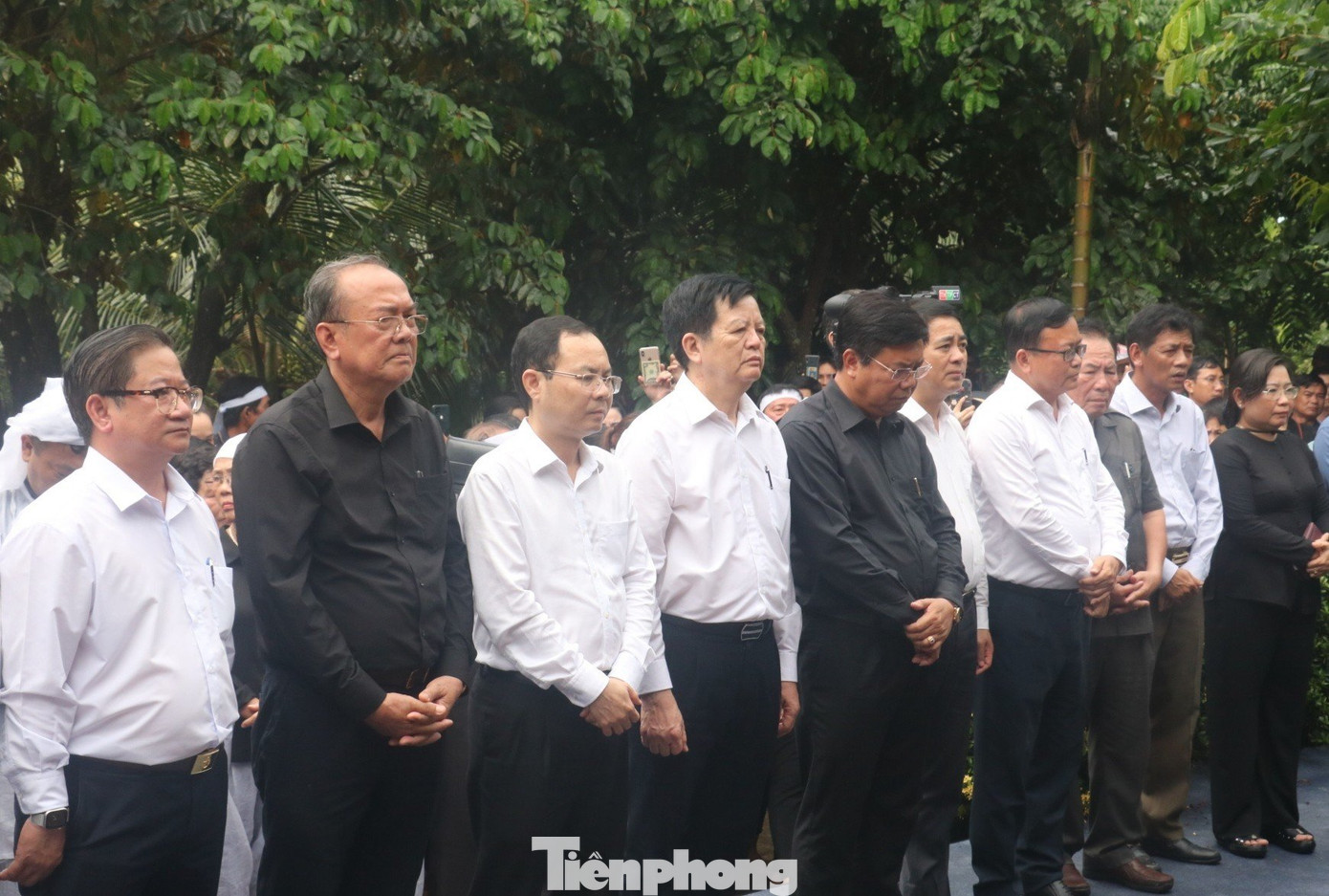 Lãnh đạo thành phố Cần Thơ, tỉnh Cà Mau... đến đưa tiễn ông Lê Phước Thọ về nơi an nghỉ cuối cùng.