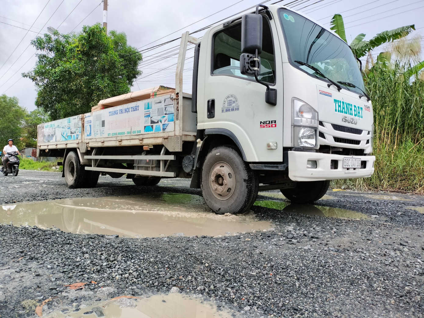 "Dân ở đây khổ lắm. Nắng thì hít bụi, mưa thì có đoạn lún sâu xuất hiện ổ gà, ổ voi. Người đi đường thường bị té ngã, gây nhiều trở ngại”, anh Lê Hoàng Giang (ngụ phường 9, thành phố Cà Mau) chia sẻ.