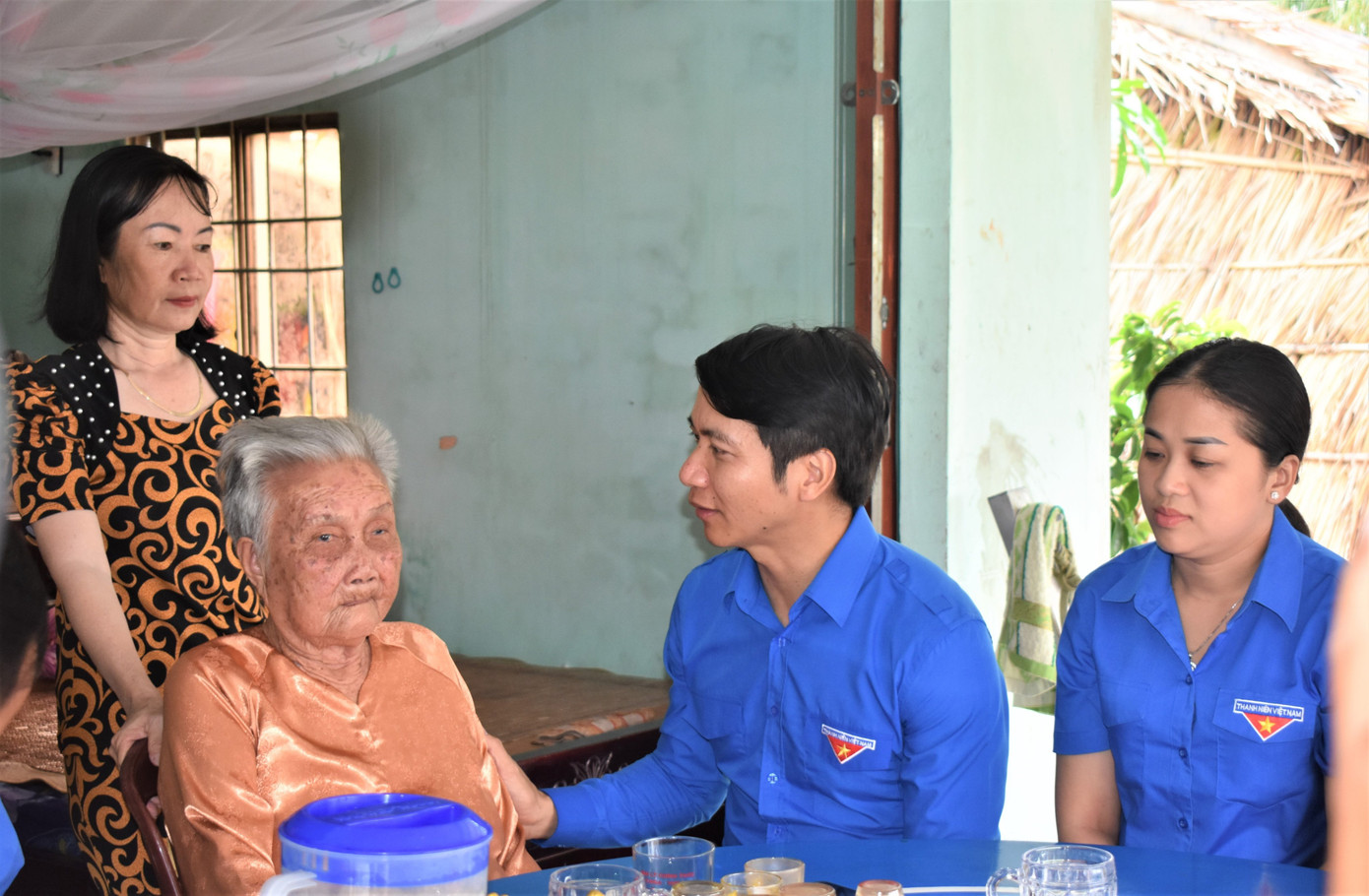 Bí thư Thường trực T.Ư Đoàn Nguyễn Ngọc Lương ân cần, thăm hỏi sức khỏe Mẹ Việt Nam anh hùng Võ Thị Hiếu (98 tuổi, ngụ ấp Đông Hưng, xã Tân Hưng Đông, huyện Cái Nước).