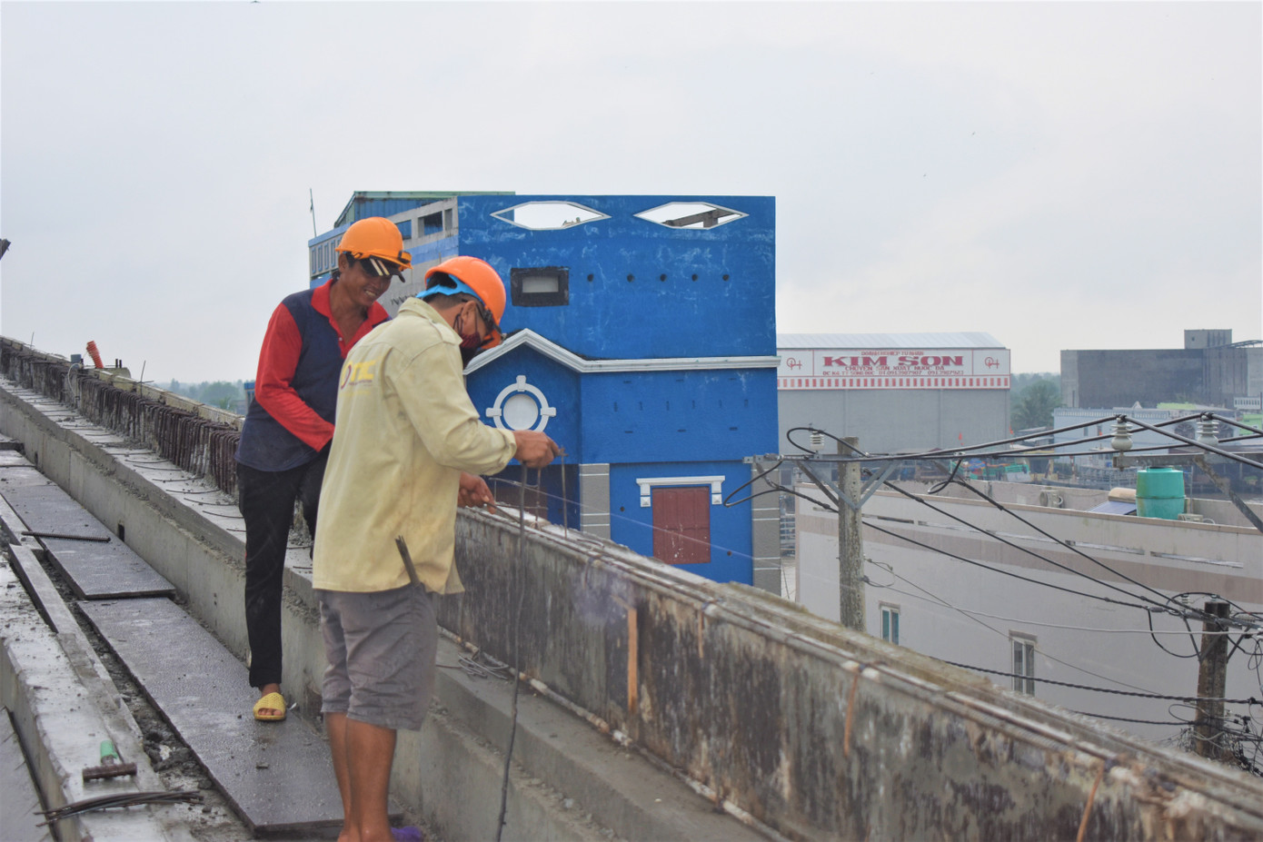 Đơn vị thi công đang tập trung hoàn thiện các hạng mục còn lại như lắp lan can, thảm mặt cầu, hệ thống an toàn giao thông... để đưa công trình vào sử dụng cuối năm nay.