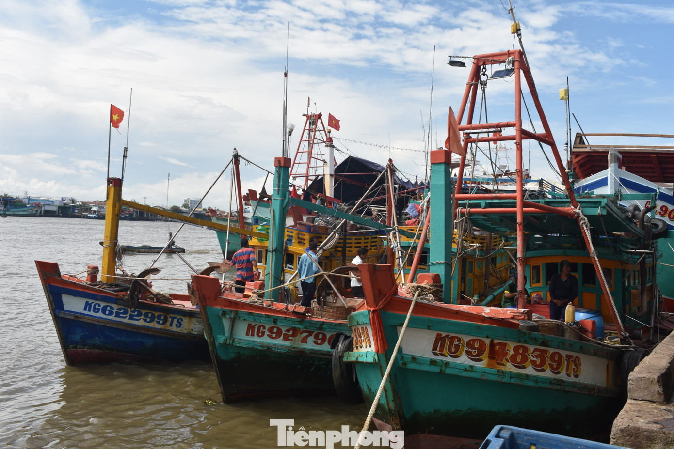 3 tàu cá bị nạn được đưa vào bờ trình báo cơ quan chức năng tỉnh Cà Mau.