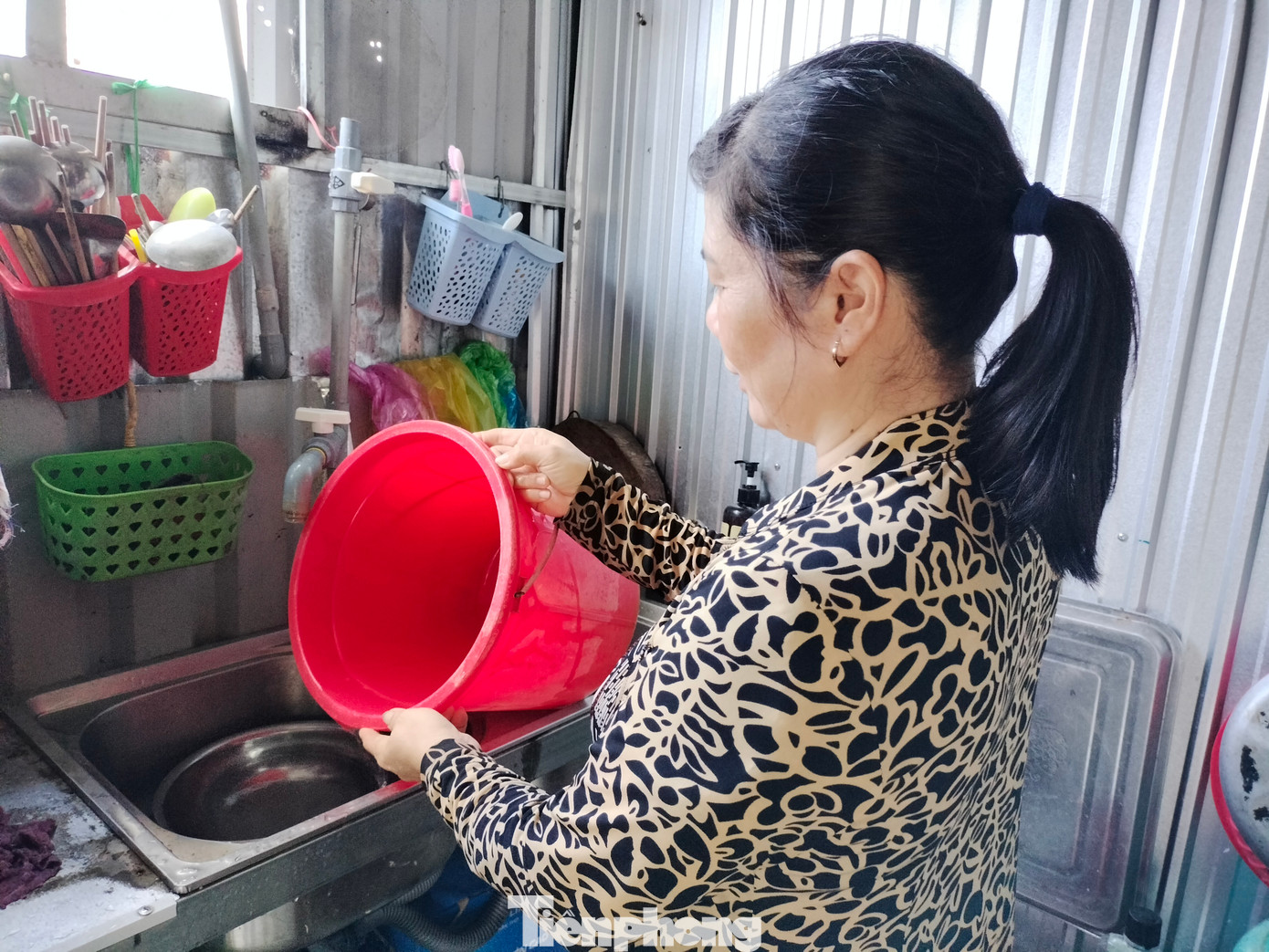 Bà Phạm Ngọc Kiều và nhiều hộ dân địa phương lo lắng trước thực trạng nước bị lẫn cát.