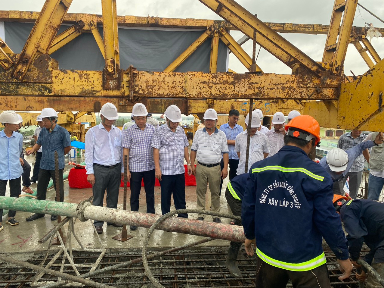 Sáng 11/11, Chủ tịch UBND tỉnh Cà Mau Huỳnh Quốc Việt dự lễ hợp long cầu qua sông Ông Đốc. Các đơn vị thi công đã hợp long cầu với đốt dầm dài 2 m, ngang 13 m, nối liền hai 2 bờ nam, bắc thị trấn Sông Đốc (huyện Trần Văn Thời).