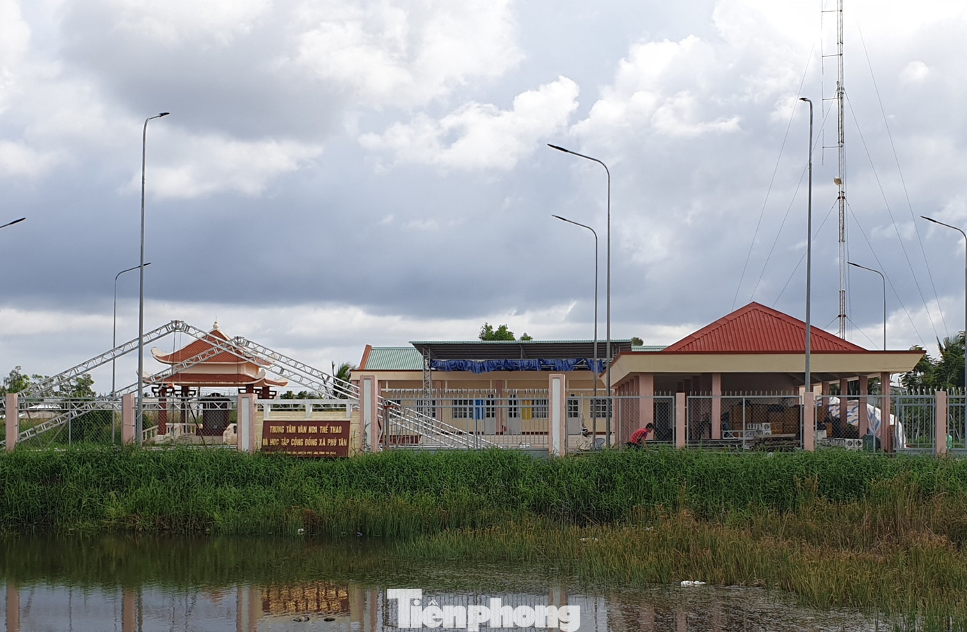 Theo tìm hiểu của Tiền Phong, công trình xây dựng Trung tâm VH-TT xã Phú Tân do Ban QLDA huyện Phú Tân làm chủ đầu tư. Trung tâm có 6 phòng đa năng. Ảnh: Tân Lộc.