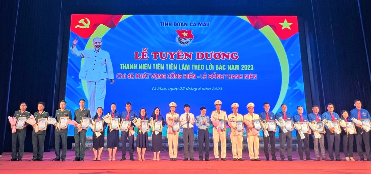 Đại biểu được tuyên dương thanh niên tiên tiến làm theo lời Bác.