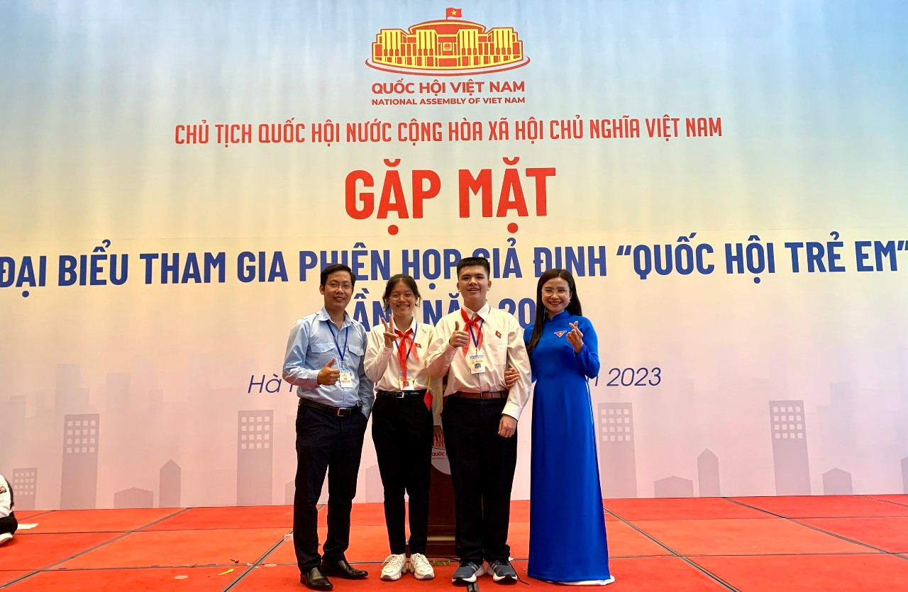 Nhật Đình chụp ảnh lưu niệm cùng chị Nguyễn Phạm Duy Trang, Bí thư T.Ư Đoàn TNCS Hồ Chí Minh. Nhật Đình chụp ảnh lưu niệm cùng chị Nguyễn Phạm Duy Trang, Bí thư T.Ư Đoàn TNCS Hồ Chí Minh.