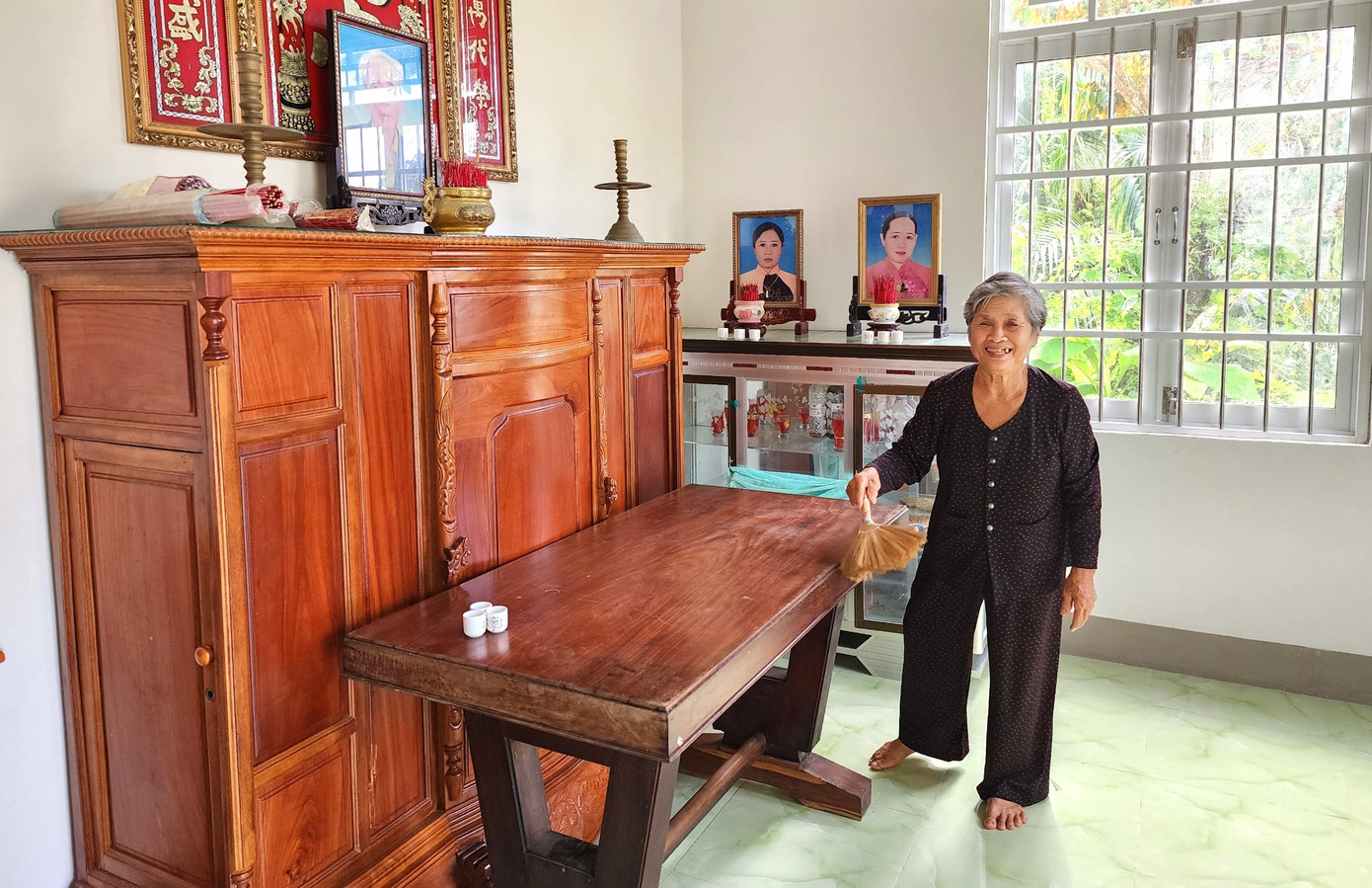 Bà Võ Thị Út rất vui vì có ngôi nhà tình nghĩa khang trang.