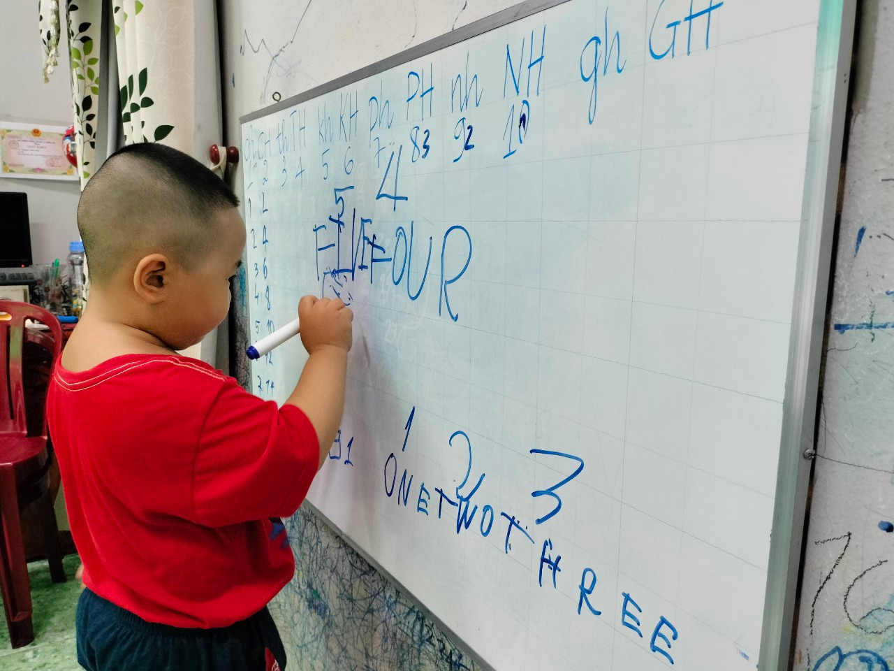 Mới hơn 3 tuổi nhưng bé đã có thể cầm bút viết sành sỏi. Mới hơn 3 tuổi nhưng bé đã có thể cầm bút viết sành sỏi.