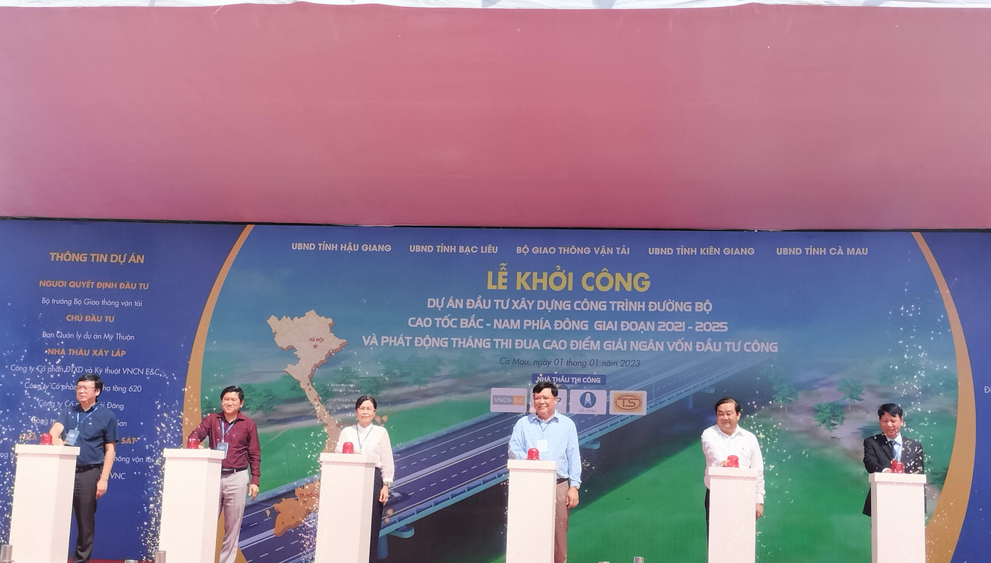 Các đại biểu nhấn nút khởi công dự án.