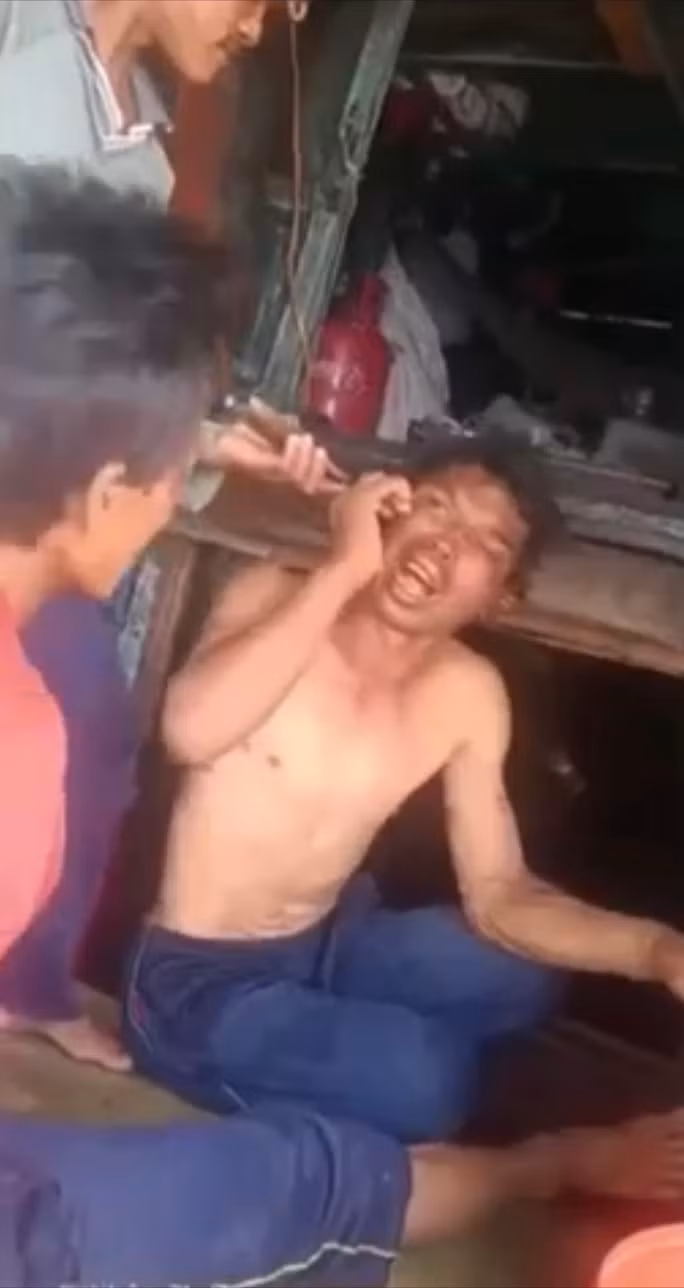 Ông Trung bị hành hạ dã man trên tàu cá gây bức xúc dư luận. Ông Trung bị hành hạ dã man trên tàu cá gây bức xúc dư luận.