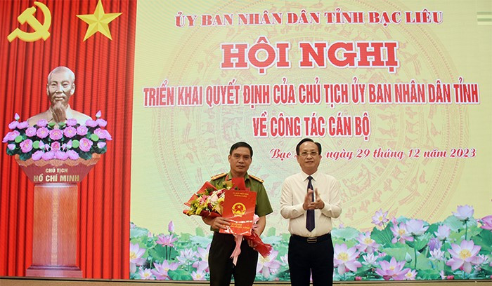 Chủ tịch UBND tỉnh Bạc Liêu Phạm Văn Thiều trao quyết định và tặng hoa chúc mừng ông Bùi Đông Thuận. Ảnh: PV.