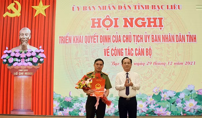Chủ tịch UBND tỉnh Bạc Liêu Phạm Văn Thiều trao quyết định và tặng hoa chúc mừng ông Bùi Đông Thuận. Ảnh: PV.
