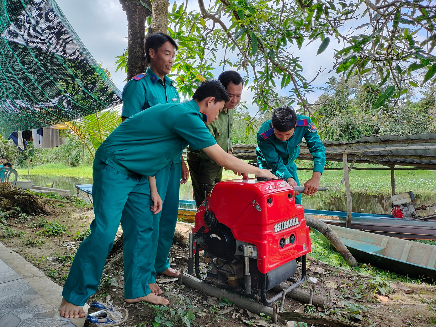 Các đơn vị quản lý, bảo vệ rừng vận hành máy móc phòng ngừa tình huống xấu xảy ra.