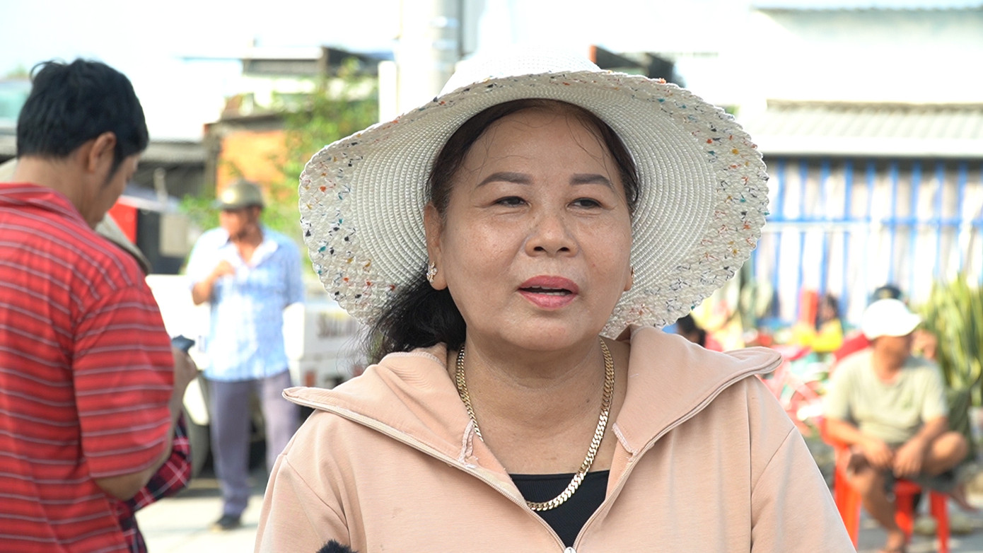 Bà Nguyễn Thị Ánh Vàng (khóm 4, thị trấn Sông Đốc, huyện Trần Văn Thời) vui mừng khi được đi trên cây cầu mới, không phải chịu cảnh đợi phà. "Đi buôn bán cũng thuận tiện hơn”, bà Vàng nói. Bà Nguyễn Thị Ánh Vàng (khóm 4, thị trấn Sông Đốc, huyện Trần Văn Thời) vui mừng khi được đi trên cây cầu mới, không phải chịu cảnh đợi phà. "Đi buôn bán cũng thuận tiện hơn”, bà Vàng nói.