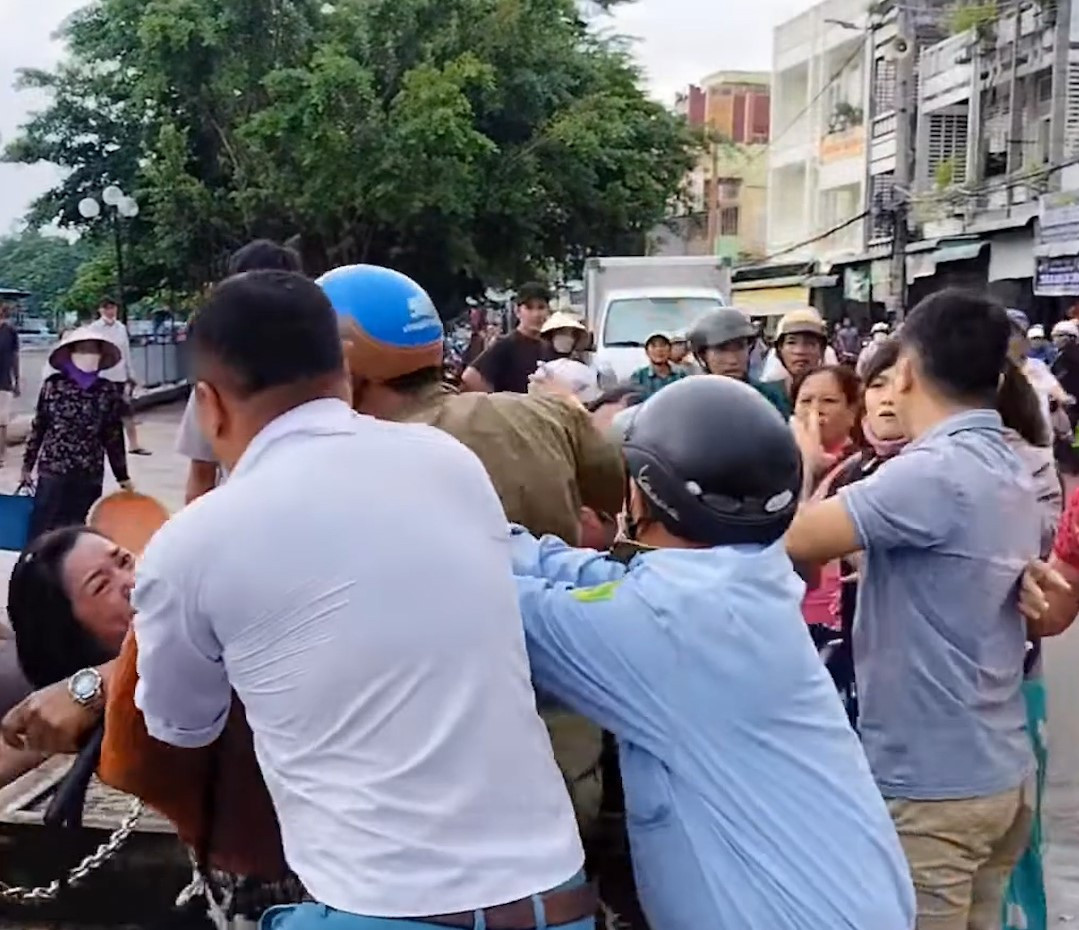 Hình ảnh cắt từ clip được cho là xô xát giữa lực lượng trật tự đô thị ở Cà Mau với tiểu thương vào ngày 25/7. Hình ảnh cắt từ clip được cho là xô xát giữa lực lượng trật tự đô thị ở Cà Mau với tiểu thương vào ngày 25/7.