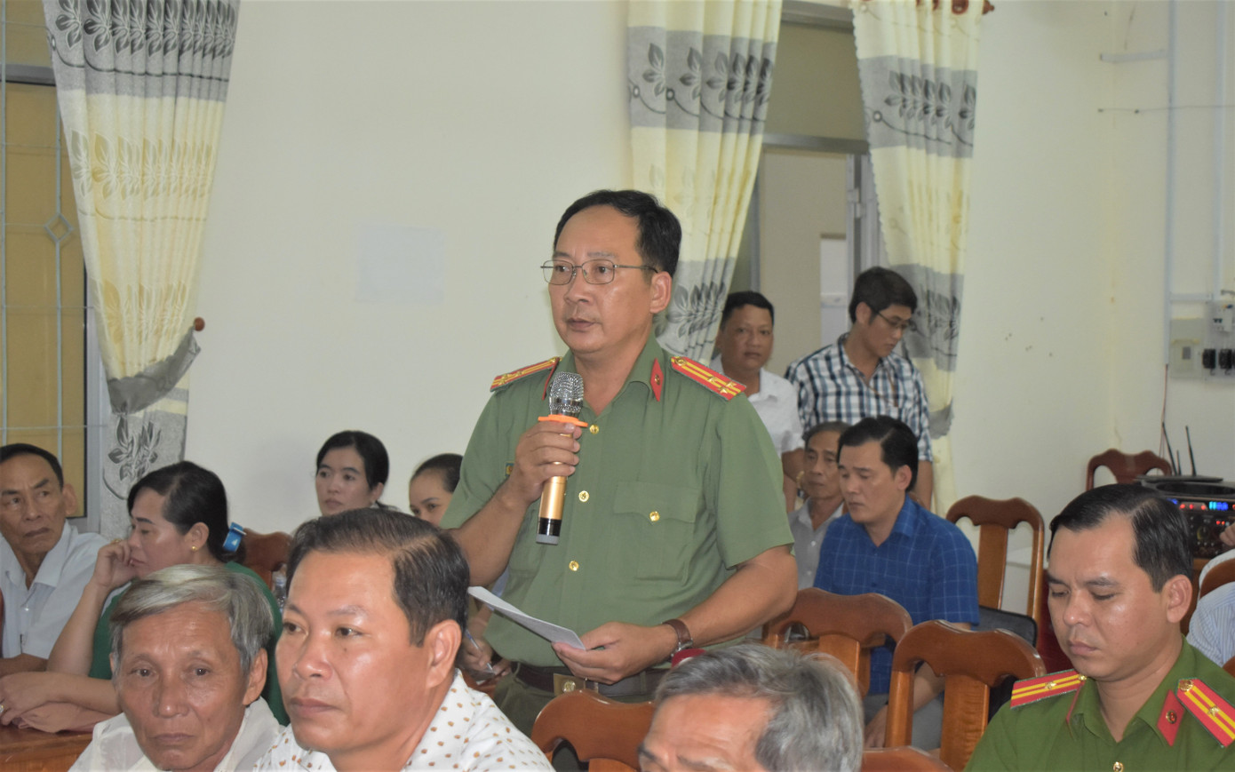 Đại diện Công an huyện Cái Nước thông tin tại buổi tiếp xúc cử tri sau Kỳ họp thứ sáu, Quốc hội khoá XV.