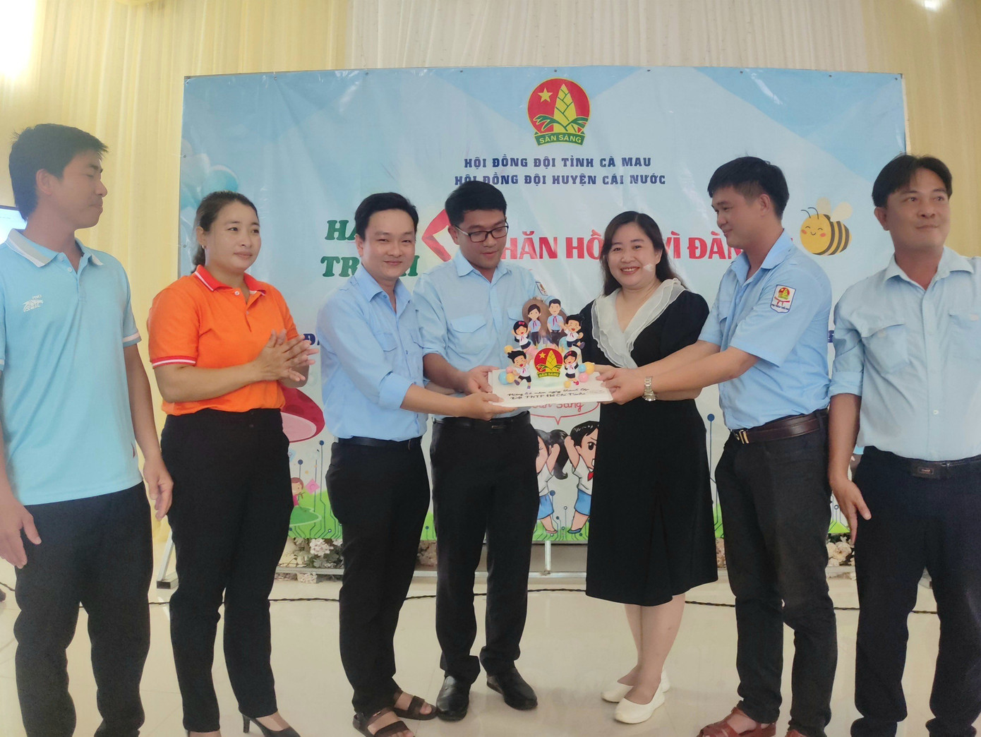 Khoảnh khắc chúc mừng sinh nhật Đội. Ảnh: PV. Khoảnh khắc chúc mừng sinh nhật Đội. Ảnh: PV.