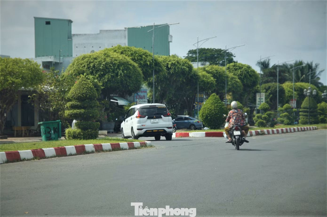 Do vướng mặt bằng của 2 hộ dân chưa được giải tỏa, nên các phương tiện phải chịu cảnh lưu thông ngược chiều, tiềm ẩn nguy cơ mất ATGT rất cao.