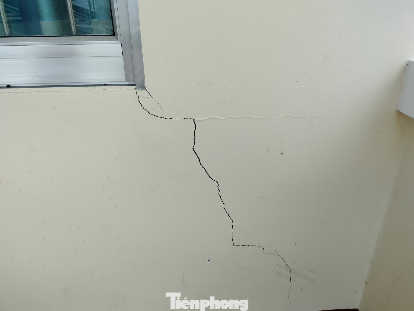 Hiện, trụ sở Trung tâm được xây dựng trên phần đất của người dân hiến. Công trình chỉ mới đưa vào sử dụng chưa lâu đã xuất hiện nhiều vết nứt trên tường. Ảnh: Tân Lộc.