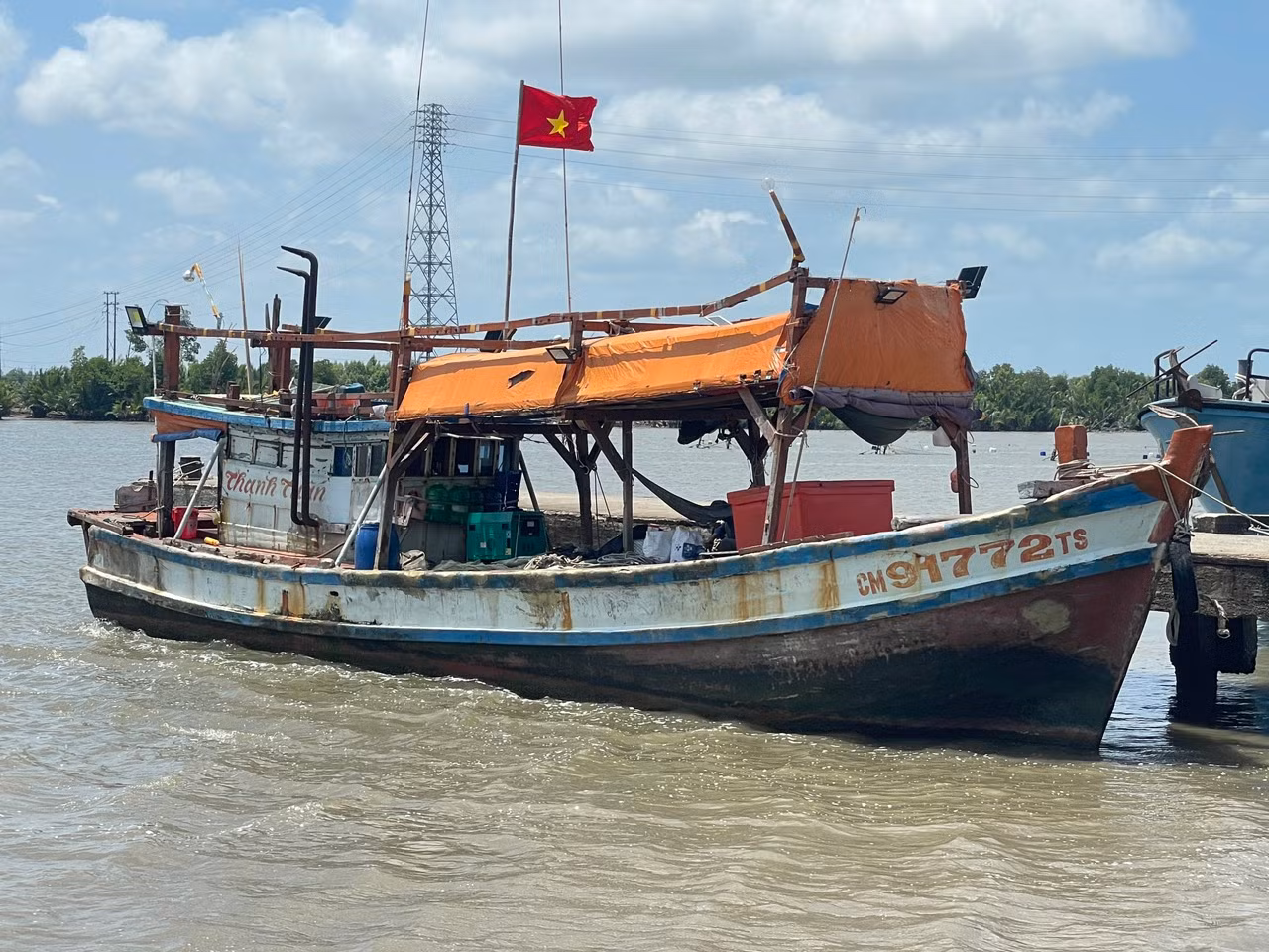 Tàu cá che giấu 10 thiết bị giám sát hành trình của các tàu cá khác. Tàu cá che giấu 10 thiết bị giám sát hành trình của các tàu cá khác.