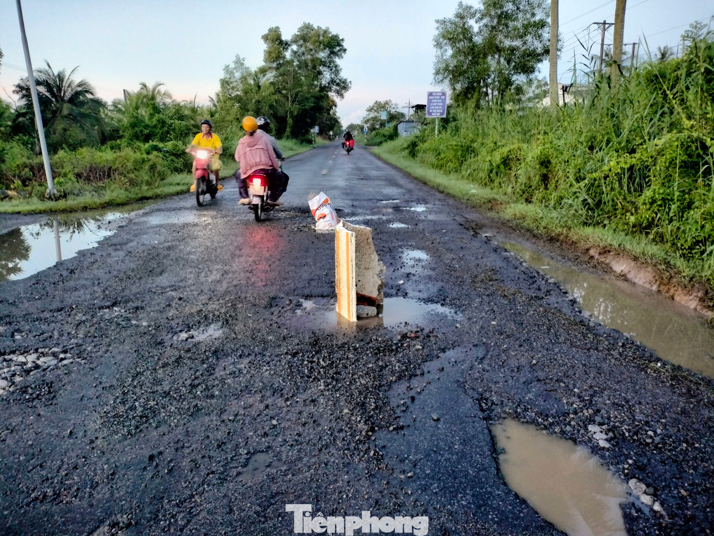 Người dân dùng thùng xốp cảnh báo "ổ voi, ổ gà". Ảnh chụp ngày 5/10 (đoạn qua xã An Xuyên, thành phố Cà Mau). Người dân dùng thùng xốp cảnh báo "ổ voi, ổ gà". Ảnh chụp ngày 5/10 (đoạn qua xã An Xuyên, thành phố Cà Mau).