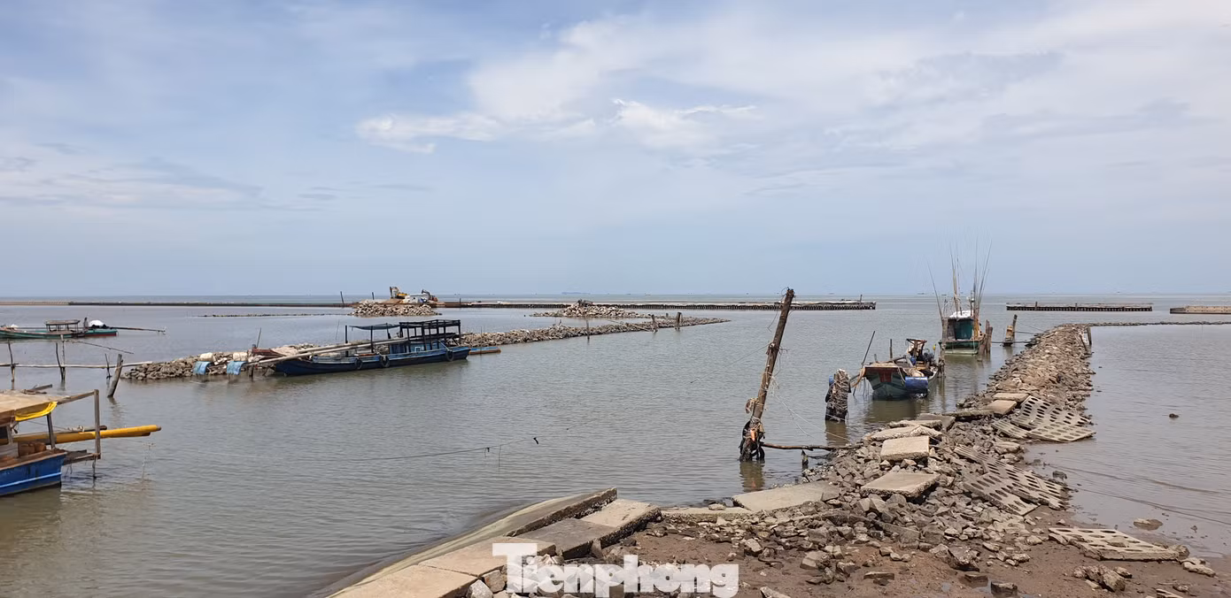 Đa phần những đoạn xung yếu, hết đai rừng phòng hộ đều có kè chắn sóng. Tuy nhiên với diễn biến nước dâng kết hợp với sóng lớn đã vượt qua một số đoạn bờ kè và uy hiếp trực tiếp tới chân đê.