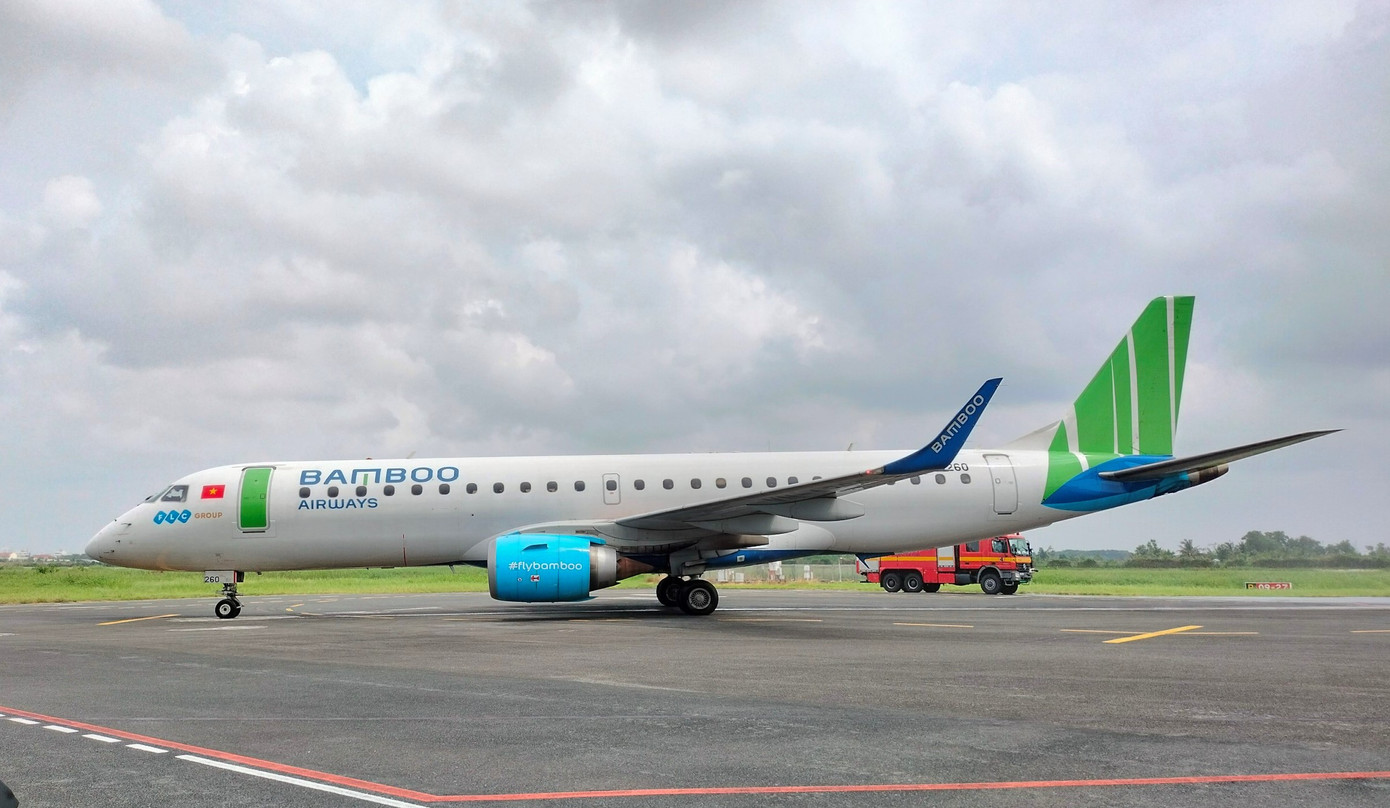Tàu bay của hãng Bamboo Airways tại sân bay Cà Mau. Tàu bay của hãng Bamboo Airways tại sân bay Cà Mau.