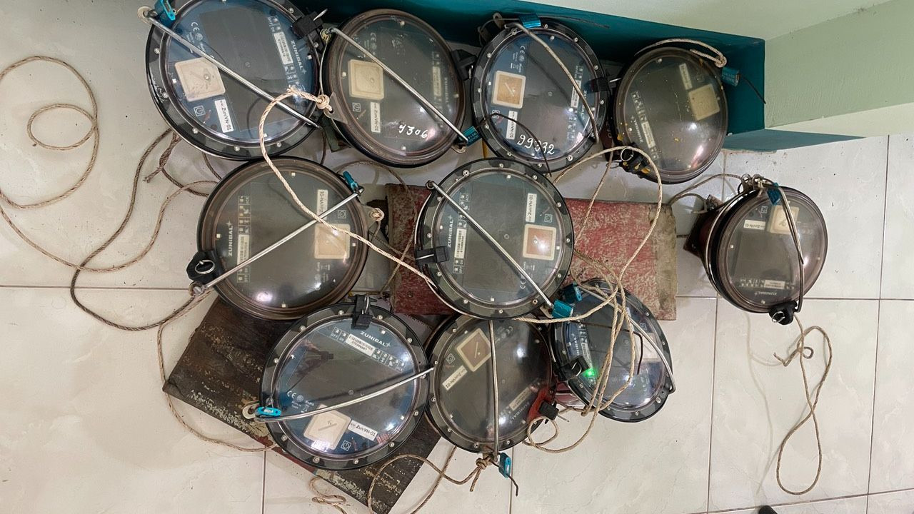 10 thiết bị giám sát hành trình của các tàu cá khác tháo gửi tàu cá CM-91772-TS. 10 thiết bị giám sát hành trình của các tàu cá khác tháo gửi tàu cá CM-91772-TS.