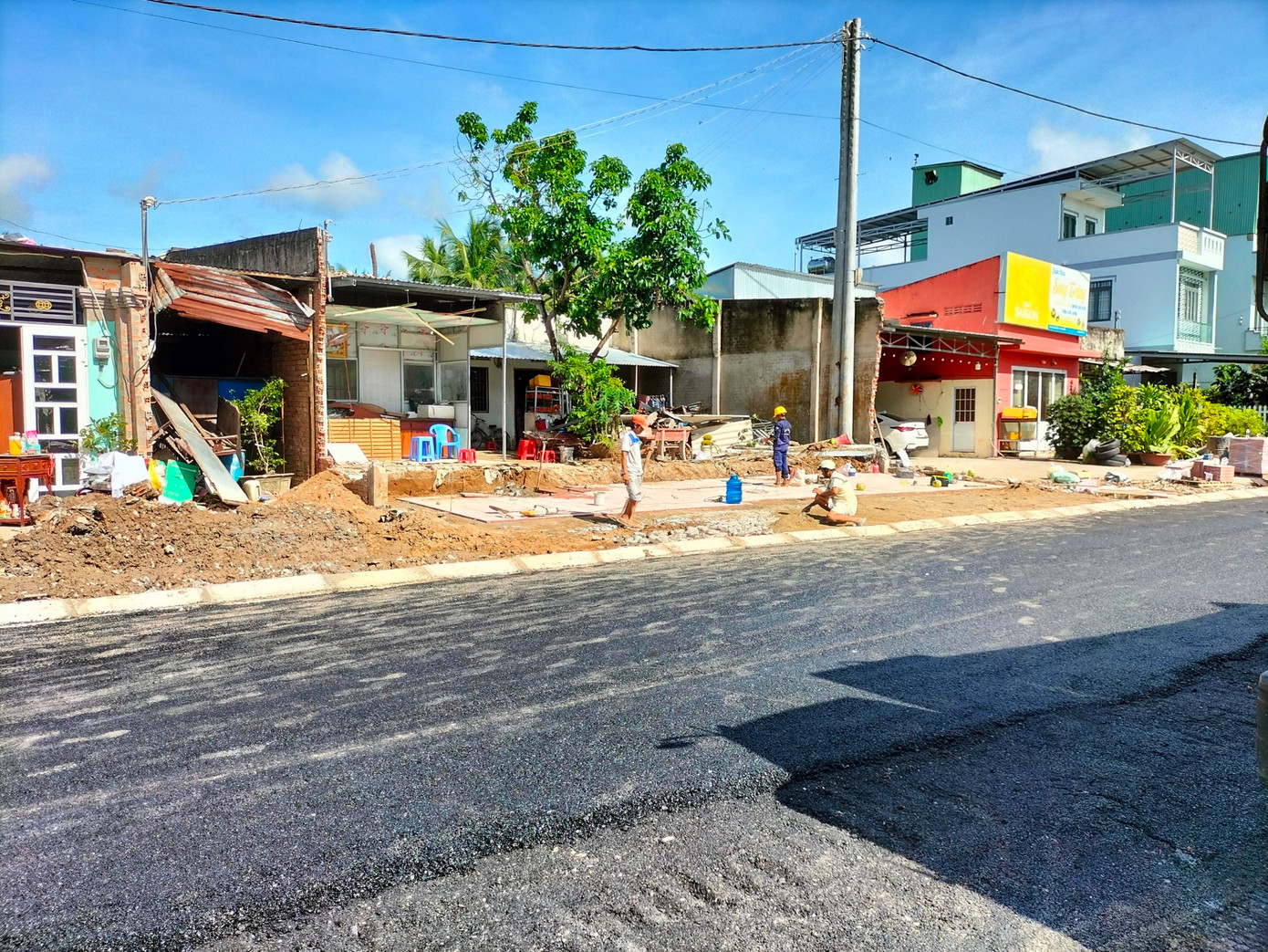 Đơn vị thi công cũng tiến hành lát gạch vỉa hè, chỉnh trang lại dải phân cách cứng giữa đường Võ Văn Kiệt tạo mỹ quan đô thị. Phương tiện lưu thông qua lại không phải đi ngược chiều như trước đây. Đơn vị thi công cũng tiến hành lát gạch vỉa hè, chỉnh trang lại dải phân cách cứng giữa đường Võ Văn Kiệt tạo mỹ quan đô thị. Phương tiện lưu thông qua lại không phải đi ngược chiều như trước đây.