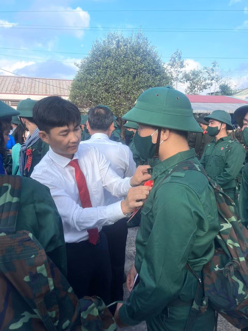 Anh Nguyễn Hoàng Đạo, Ủy viên Ban chấp hành Trung ương đoàn, Tỉnh ủy viên, Bí Thư Tỉnh đoàn tham dự lễ giao nhận quân tại huyện Cái Nước.