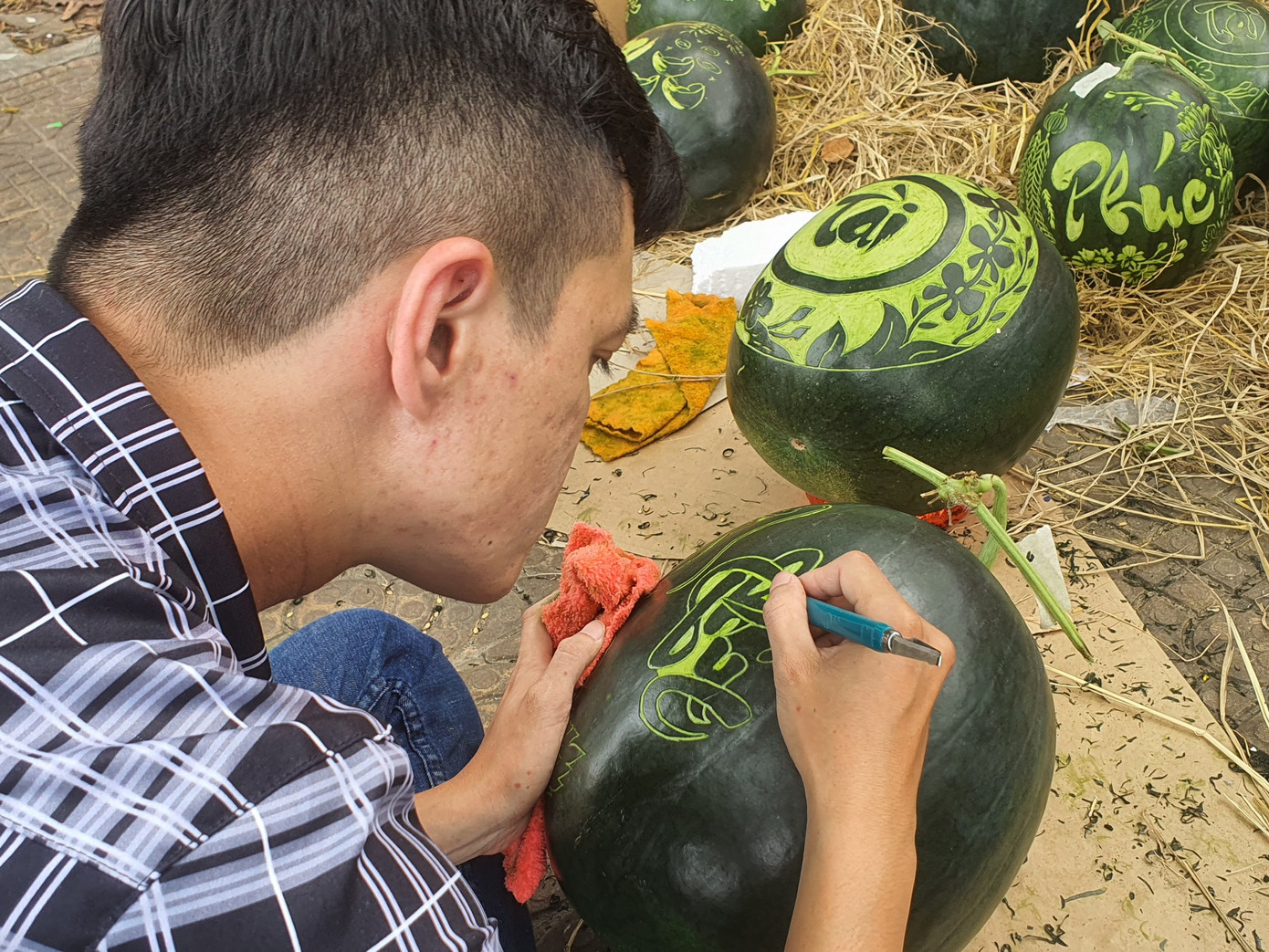 Anh Nguyễn Phước Duy với ý tưởng tạo hình trực tiếp trên quả dưa hấu.