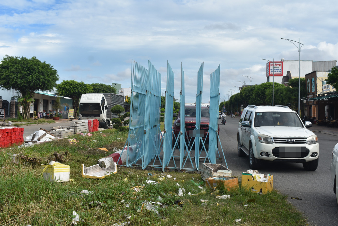 “Trong tháng 9, nếu việc bồi hoàn đúng yêu cầu nguyện vọng và đúng quy định pháp luật, hộ bà Hường sẽ bàn giao mặt bằng để thi công tuyến đường. Khi đó, tôi nghĩ rằng đến Tết, tuyến đường sẽ thông thoáng”, ông Thiều nói. Trong ảnh là cảnh quan có phần nhếch nhác của đường Võ Văn Kiệt khi "điểm nghẽn" cuối cùng chưa được tháo dỡ.