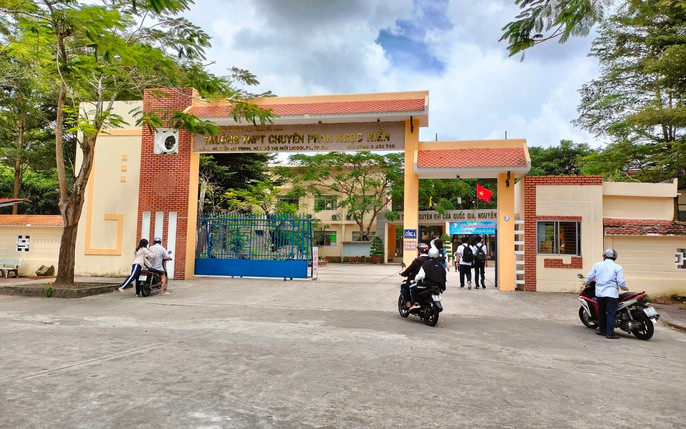 Trường THPT chuyên Phan Ngọc Hiển - nơi T theo học cấp phổ thông. Trường THPT chuyên Phan Ngọc Hiển - nơi T theo học cấp phổ thông.