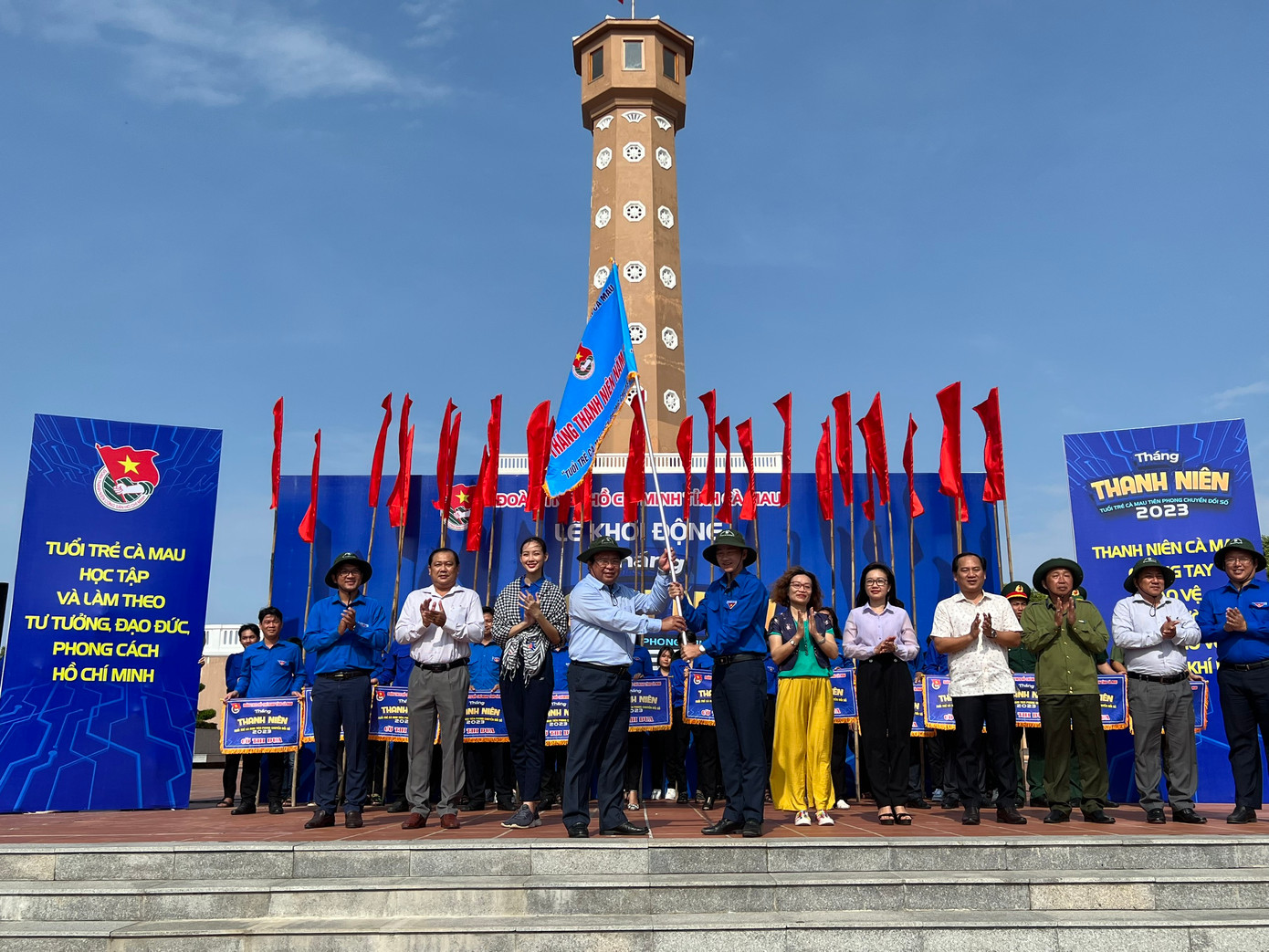 Ông Nguyễn Minh Luân, Phó Chủ tịch UBND tỉnh Cà Mau trao cờ lệnh ra quân Tháng Thanh niên cho anh Nguyễn Hoàng Đạo, Bí thư Tỉnh Đoàn Cà Mau.